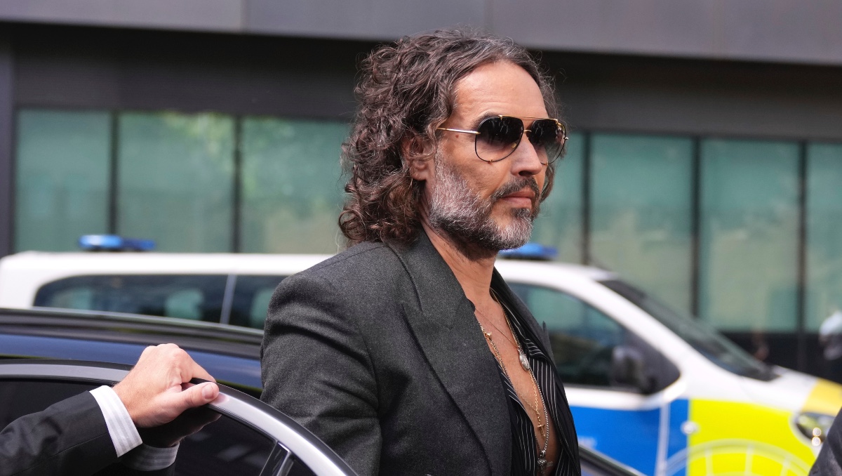 Russell Brand se declara inocente de cargos de violación y agresión sexual | AP