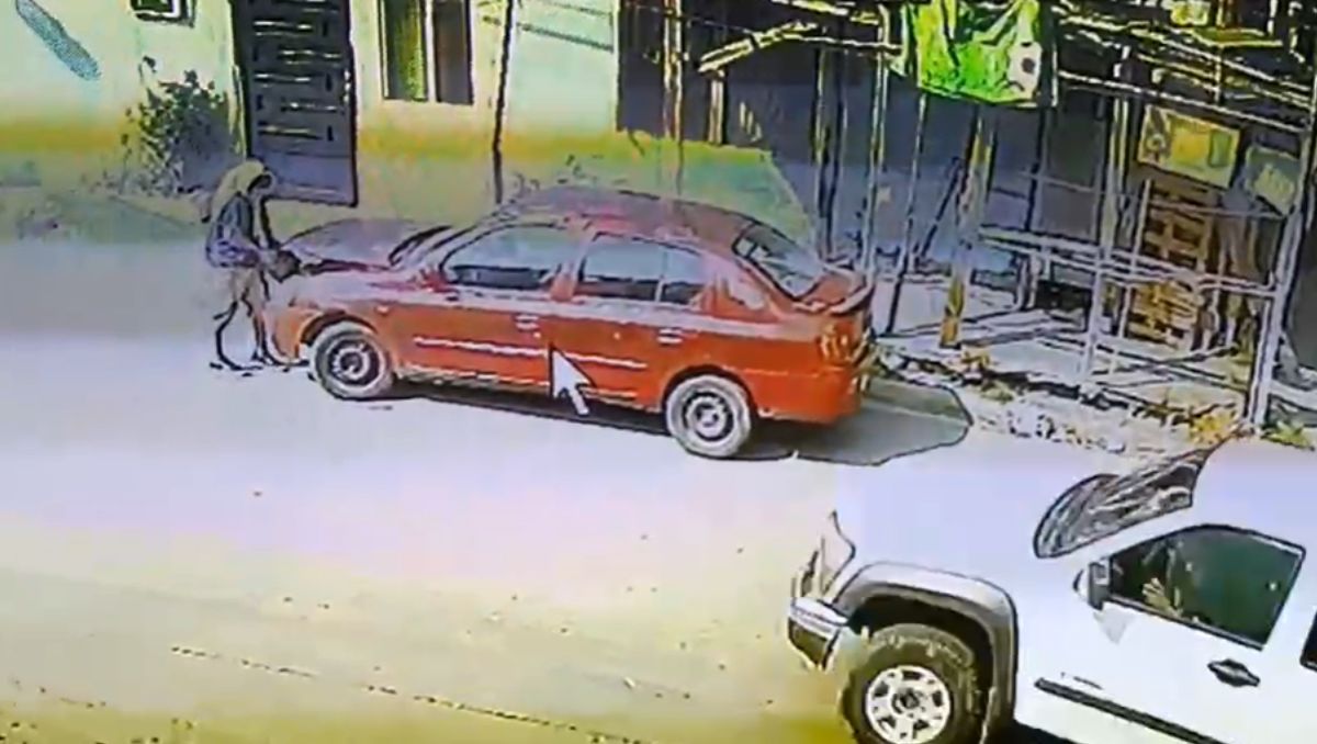 Cámaras captaron el momento de un robo en la colonia Carmen Serdán en Monterrey. | Especial.