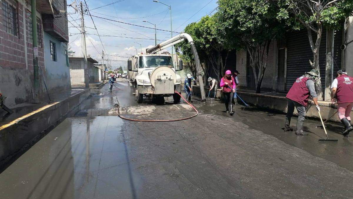 Gobiernos y ciudadanía limpian calles y ayudan a desalojar agua de viviendas tras fuertes lluvias en Chalco, Edomex.| Foto: Facebook municipal Chalco