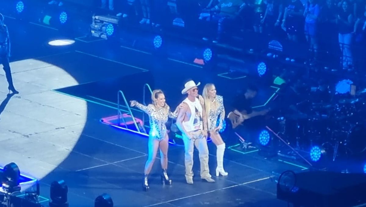La noche contó tanto con presentaciones individuales de los grupos del elenco, así como también colaboraciones. Ángel Martínez