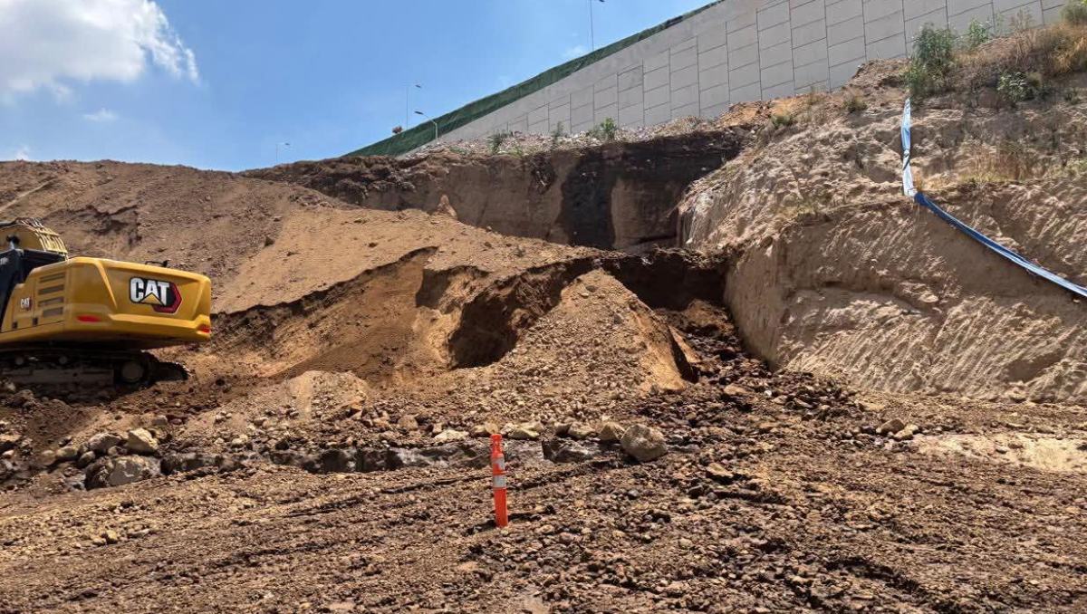 Vecinos señalan que la bodega es de Mercado Libre y entregan pliego petitorio con demandas a autoridades estatales.| Foto: Carlos Zaid