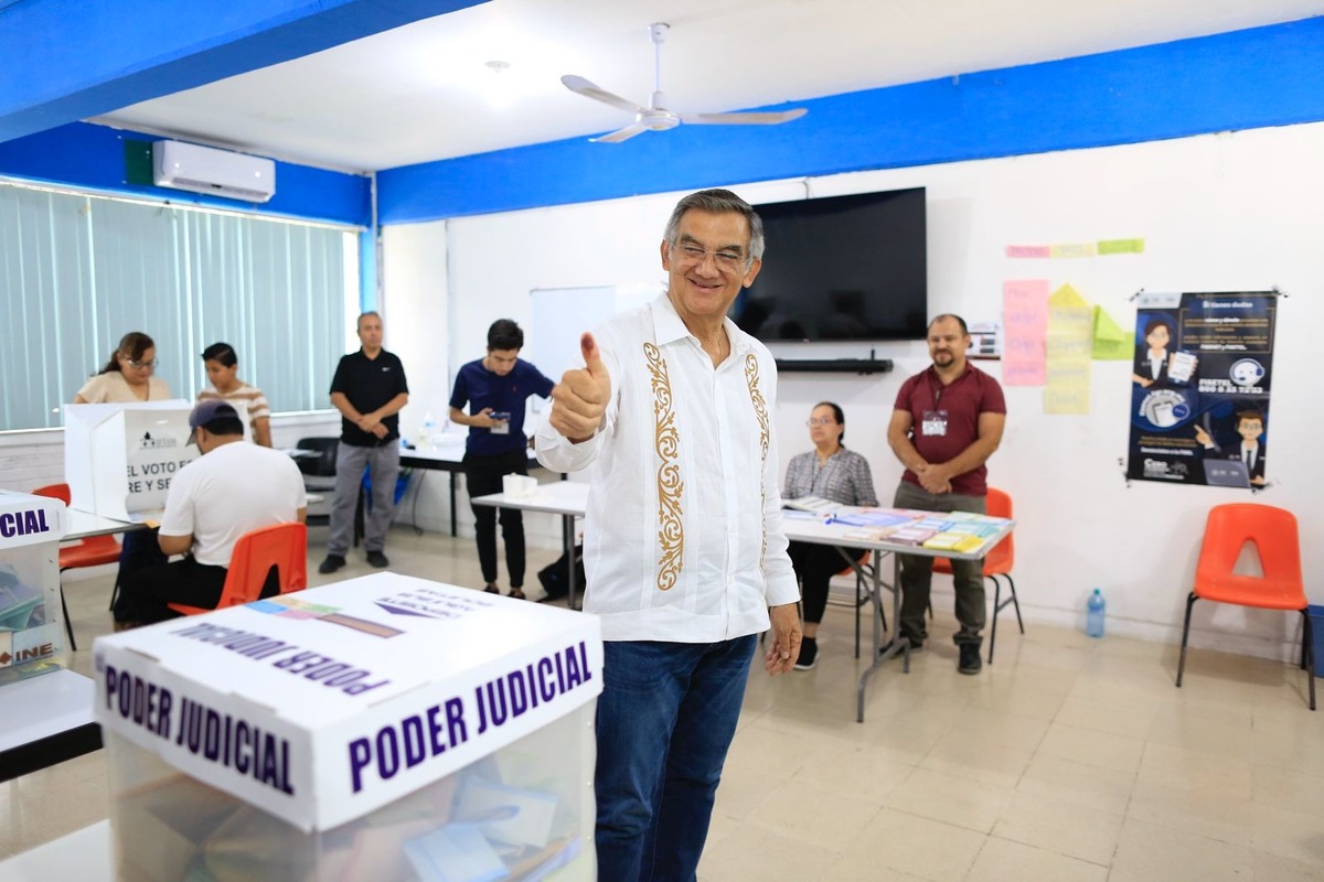 Américo Villarreal vota en elección judicial y llama a participar