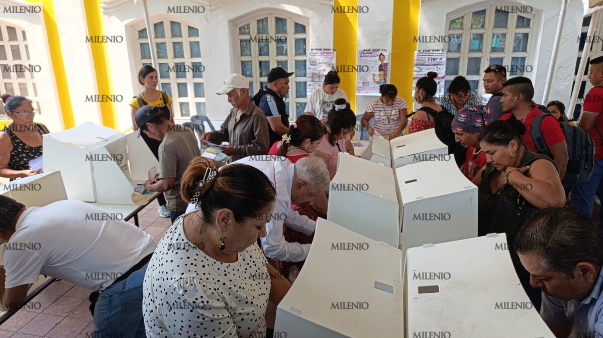 AMLO reaparece para votar en elección judicial; "tenemos a la mejor Presidenta", dice