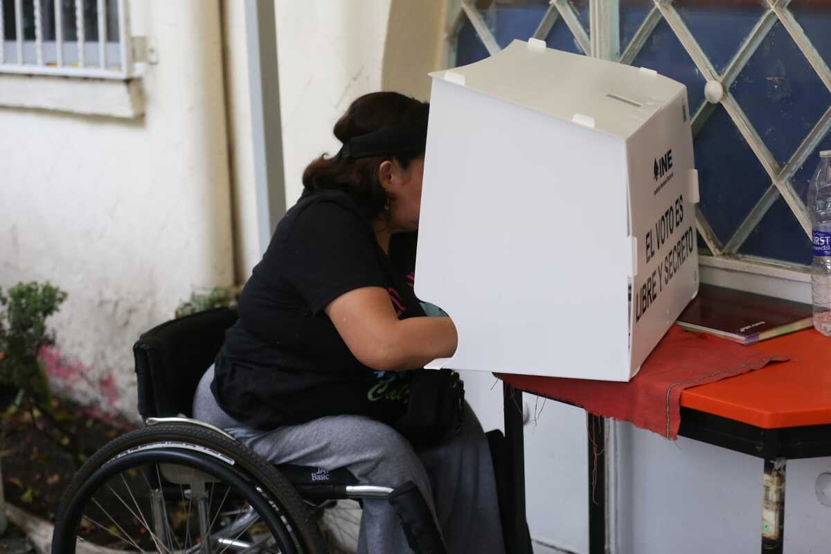 Ciudadanos acuden a las casillas para emitir su voto. | Araceli López