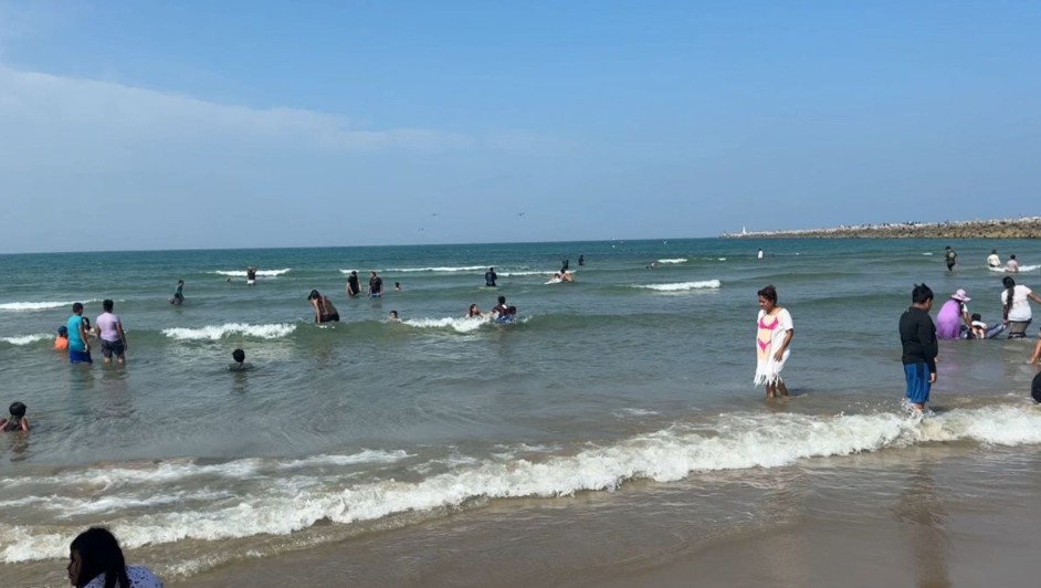 Ciudadanos eligen visitar playa Miramar en lugar de asistir a las urnas a ejercer voto. (Mario Juárez)