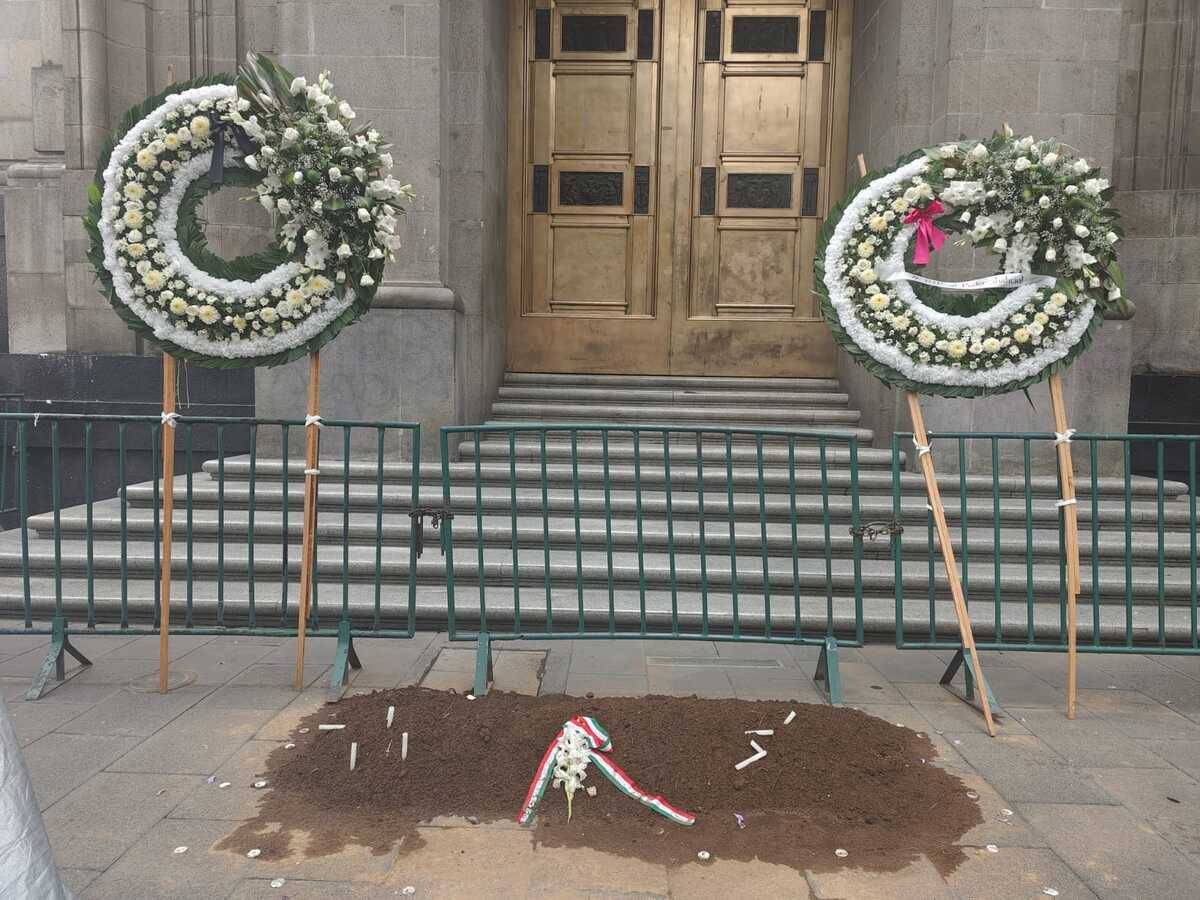 En medio de elecciones, colocan coronas fúnebres frente a la SCJN: “RIP el Poder Judicial”