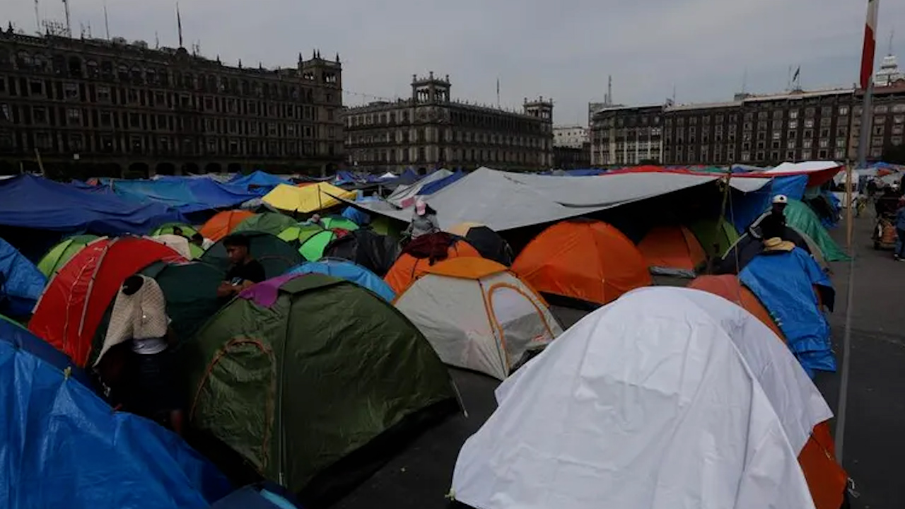 Comienzan a levantar el plantón de la CNTE en el Zócalo de CdMx