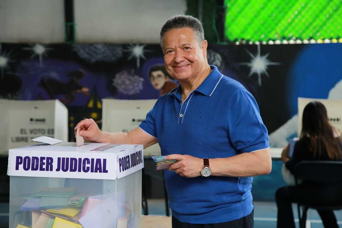 Gobernador Julio Menchaca acude a votar durante la jornada electoral. (Maribel Calderón)