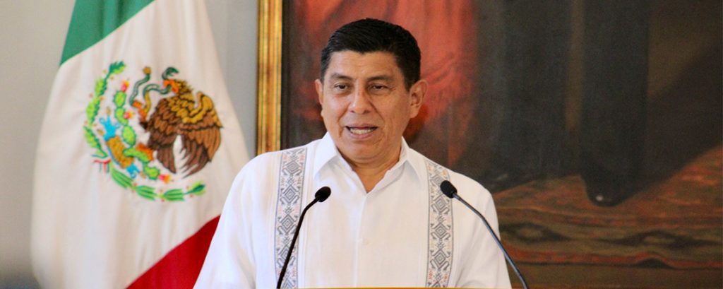 Gobernador de Oaxaca Salomón Jara emite su voto en elecciones judiciales