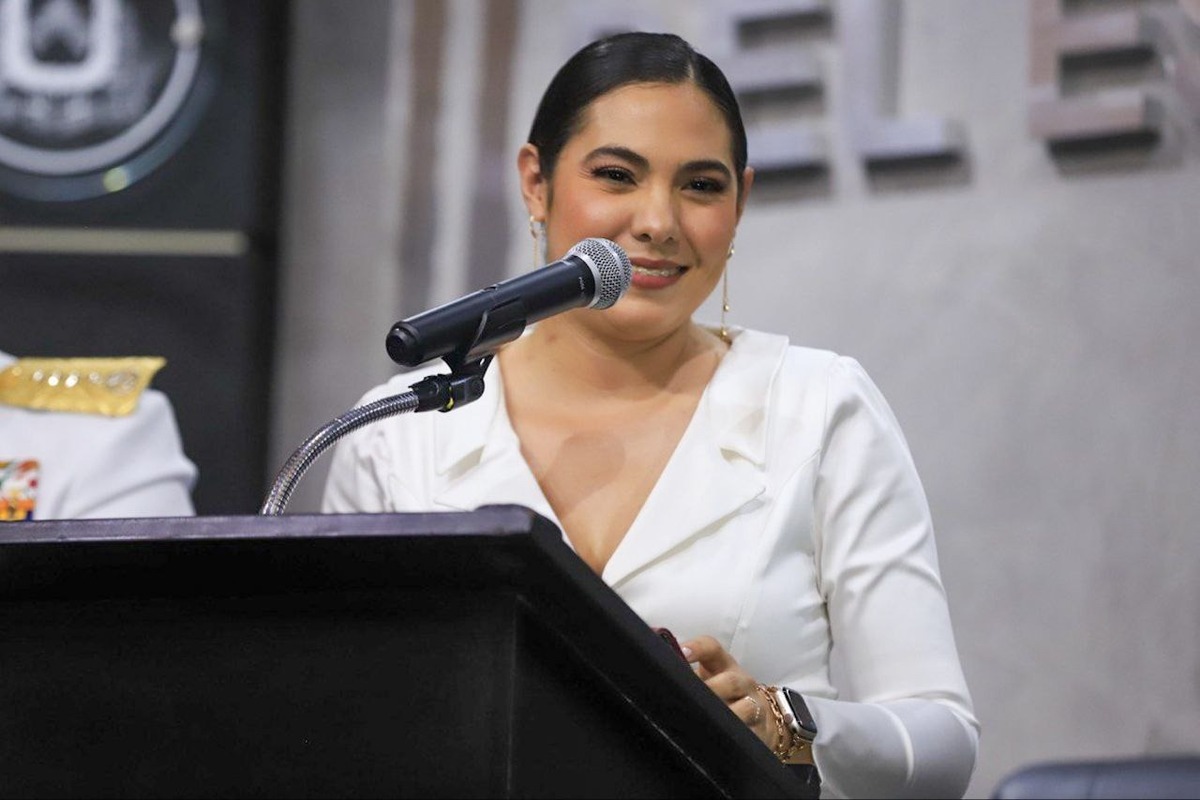 La gobernadora de Colima ejerce su voto en la elección judicial