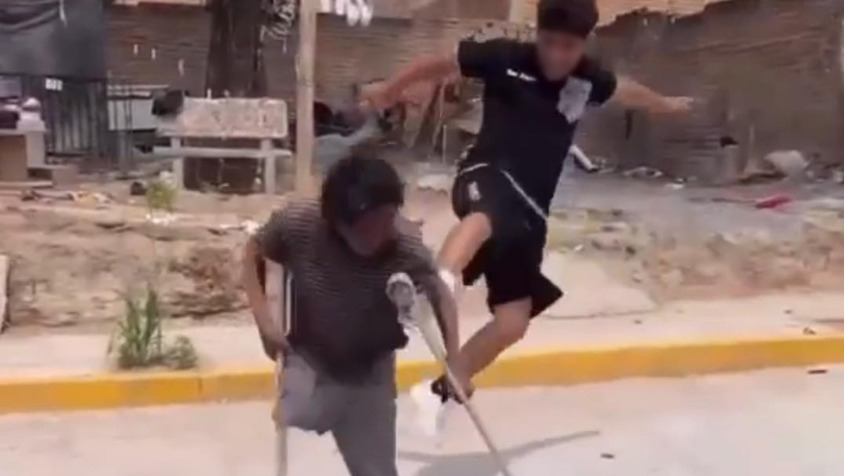 Hombre en muletas es agredido por presunto adolescente en Guanajuato | Especial