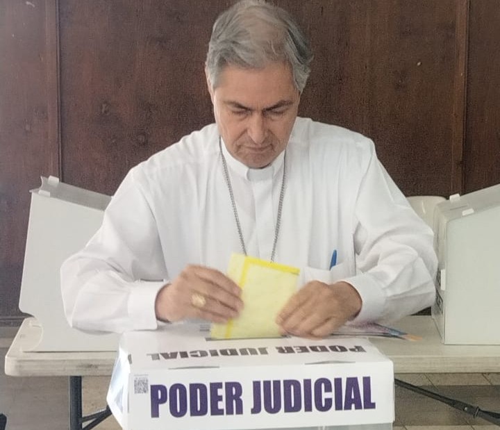 El obispo de Torreón emite su voto como un ciudadano más. (Manuel Guadarrama)