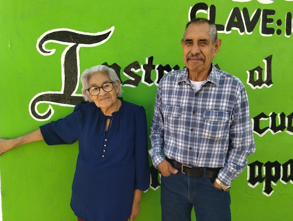 Pareja de adultos mayores difiere al votar en elección judicial en Gómez Palacio. (Jorge Maldonado)