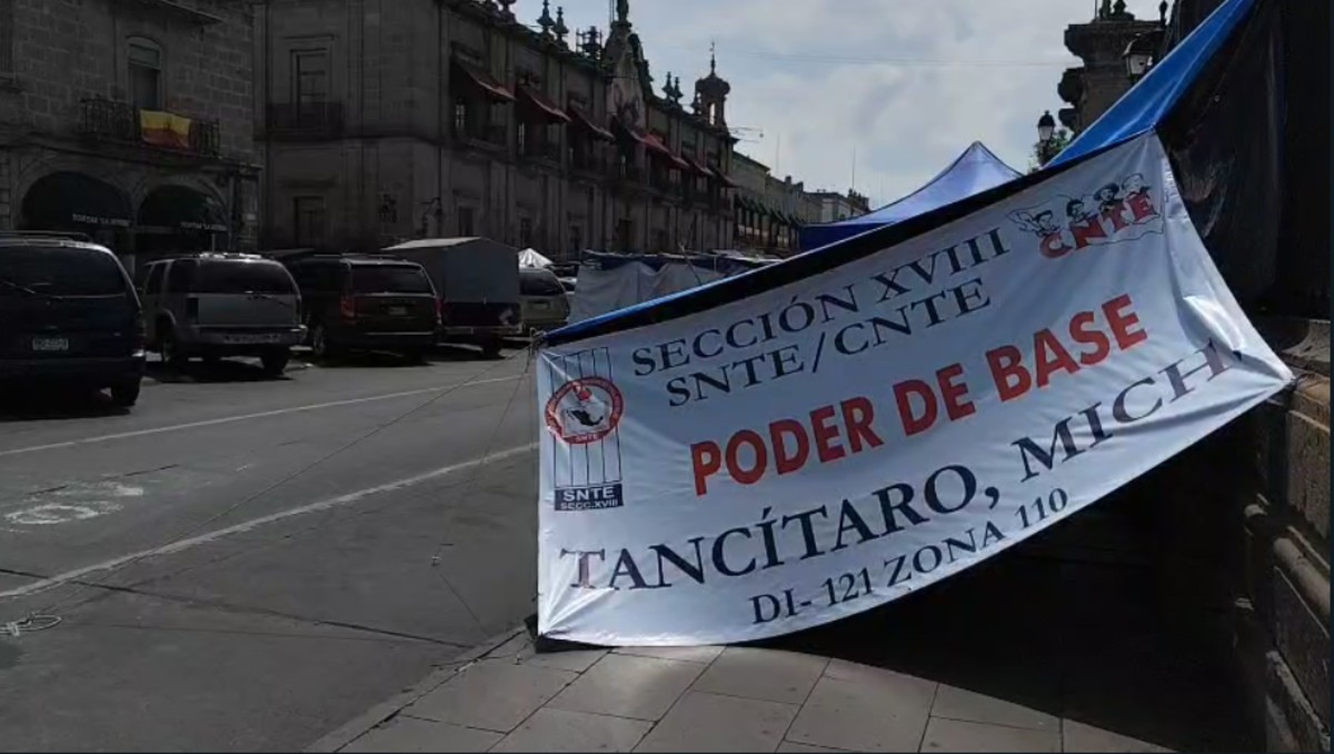 Protestantes contemplan un bloqueo vial sobre el libramiento de Morelia | Especial