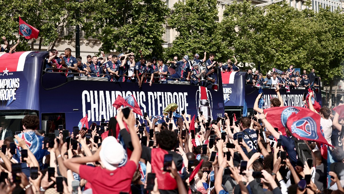 PSG celebra su primera Champions League con desfile en Campos Elíseos (AFP)