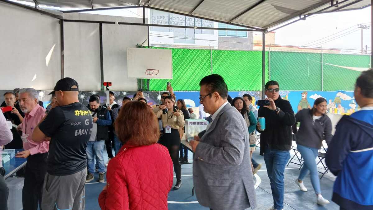 El secretario de gobierno, Guillermo Olivares Reyna, acude a la casilla seccional 1794 a emitir su voto. (Teodoro Santos)