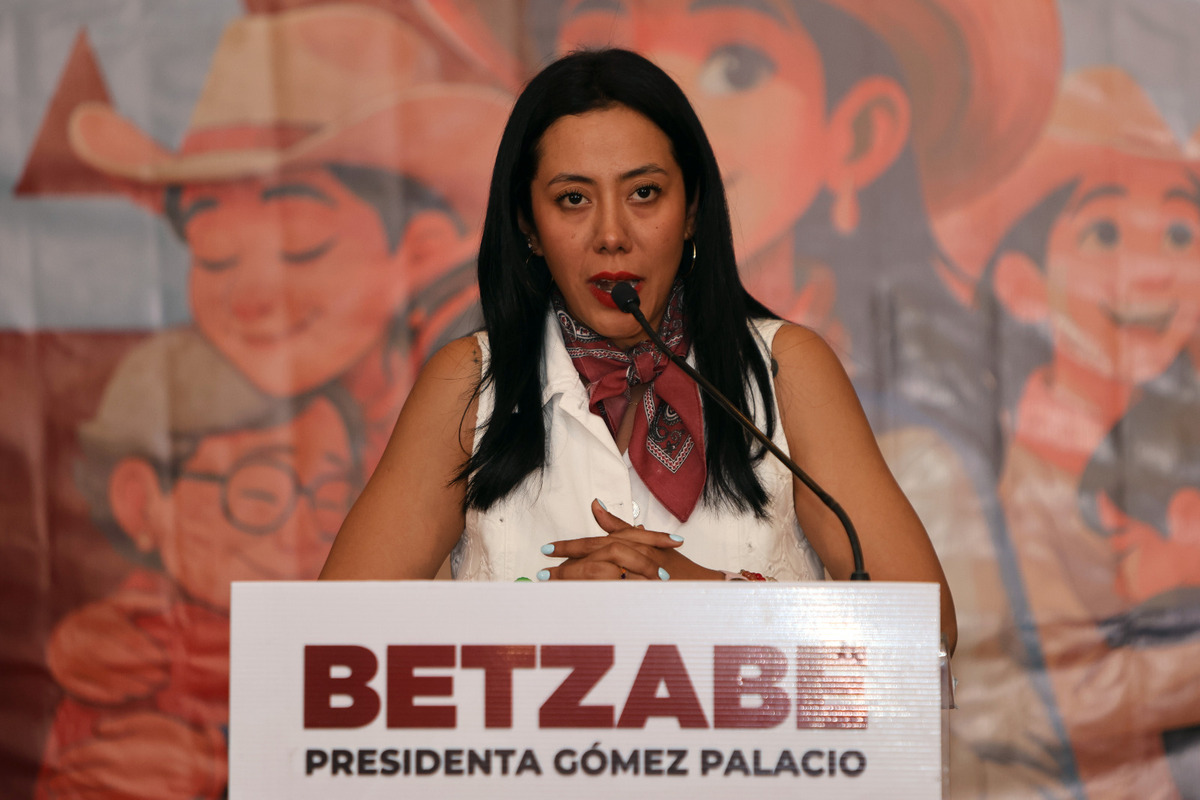 En Gómez Palacio, Betzabé Martínez se reúne con director de Conagua.| Rolando Riestra
