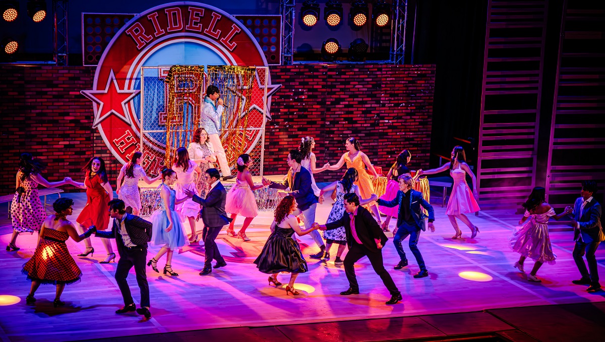 Alumnos en la puesta en escena de Vaselina. (cortesía)