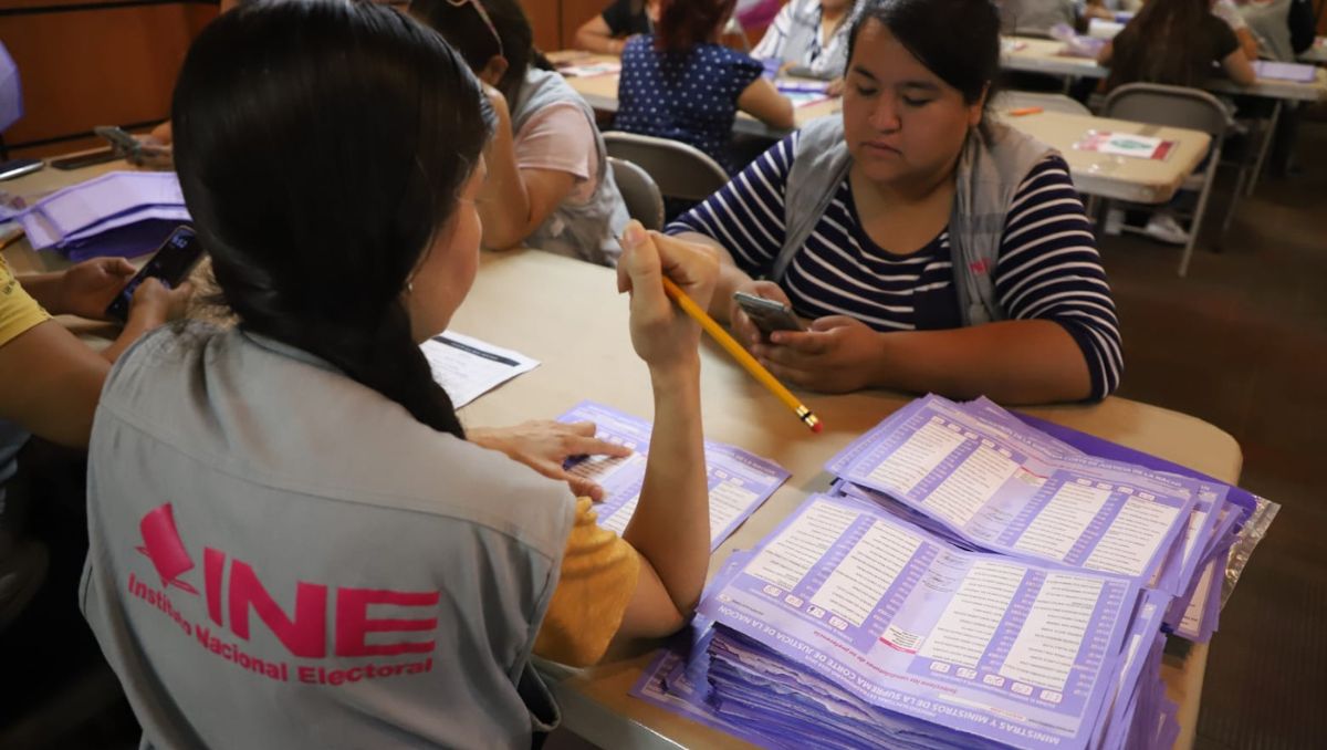 Conteo de votos en las instalaciones del INE, en Monterrey. Foto: Luis Guerra