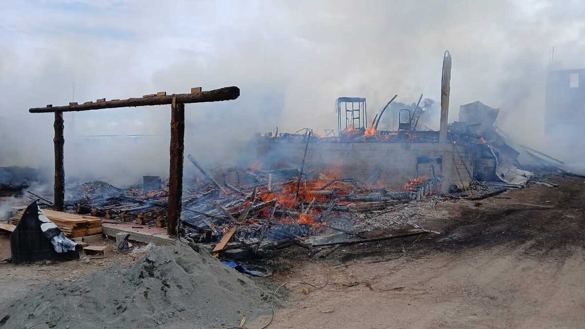 El fuego consumió a tres inmuebles en Tulancingo, Hidalgo
