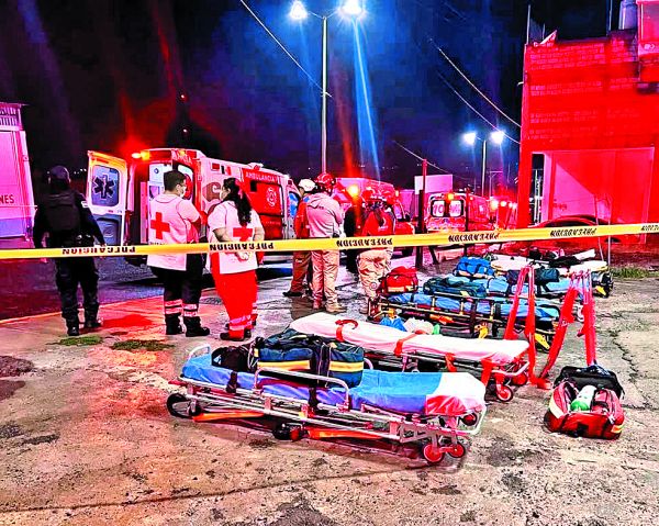 Elementos de la Cruz Roja en la madrugada, el inmueble y estructuras de metal para bloquear el paso. Especial y Cristian Ortiz