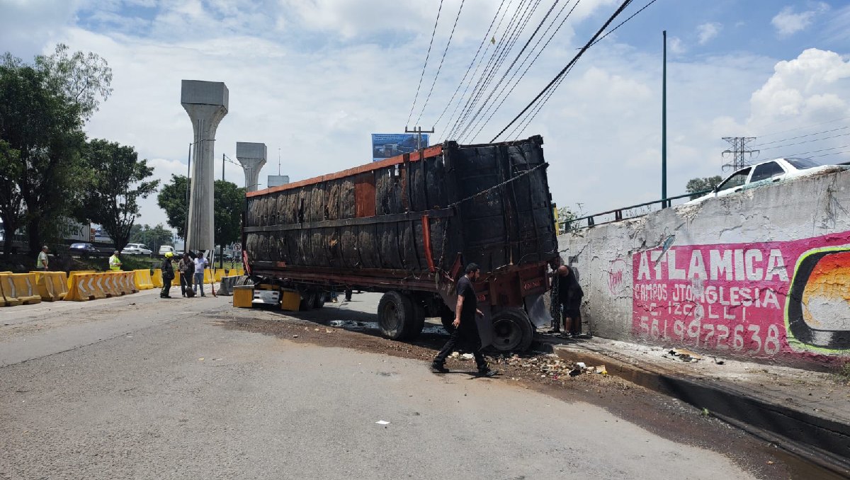 Dos grúas de alto tonelaje tuvieron que levantar y retirar el contenedor de basura vacío. Foto: (Especial)