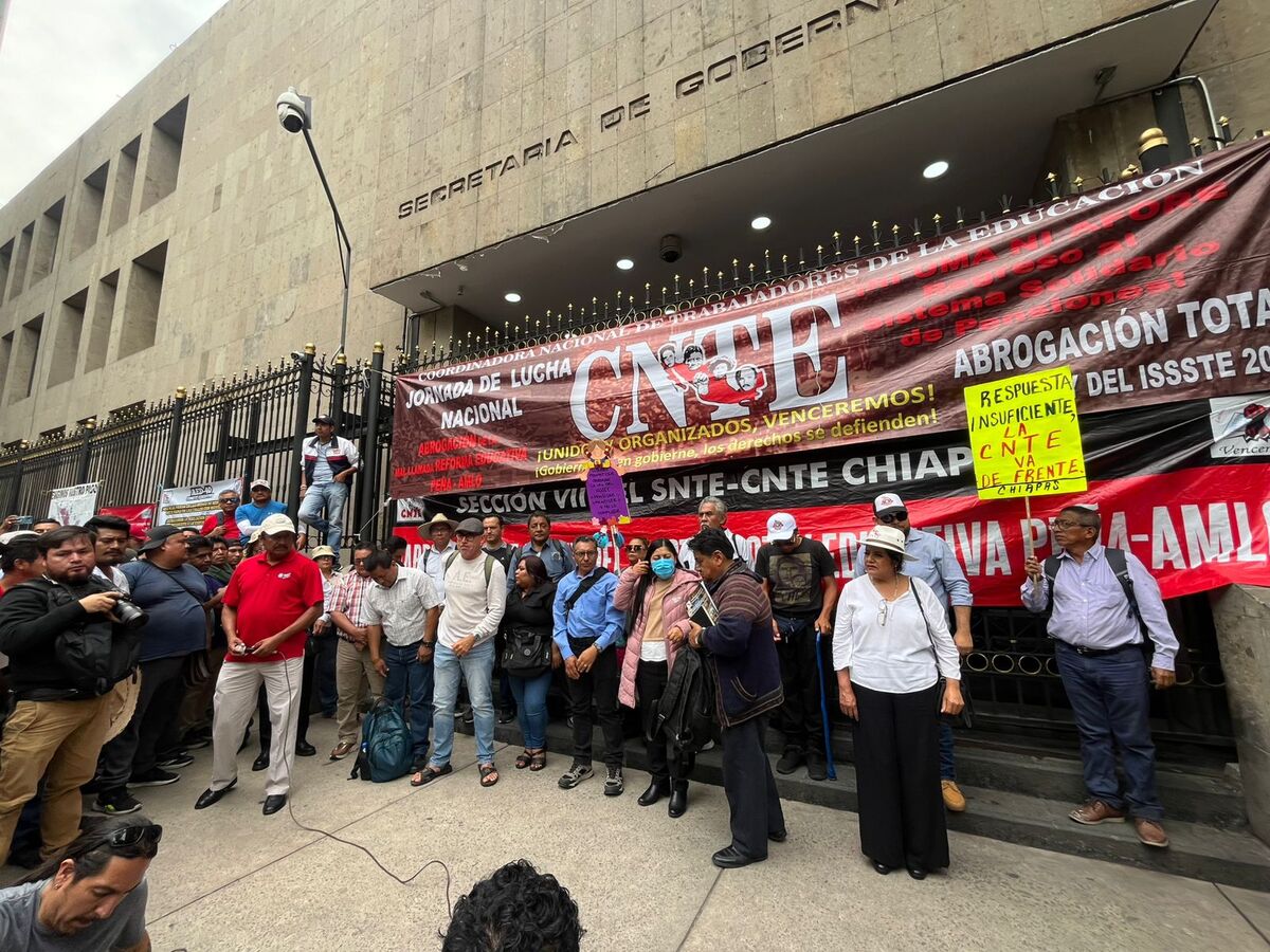 Integrantes de la CNTE se manifiestan frente a Segob. | Foto: Pedro Domínguez