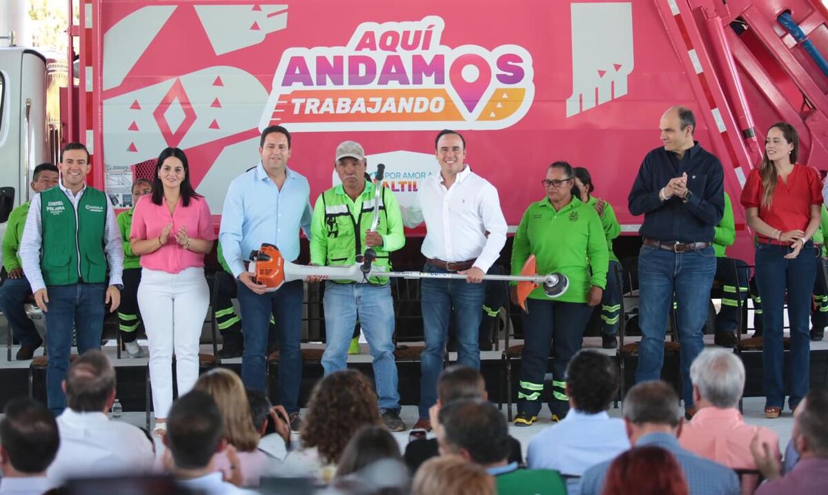 Manolo Jiménez Salinas y el alcalde Javier Díaz González encabezaron la entrega. | Especial