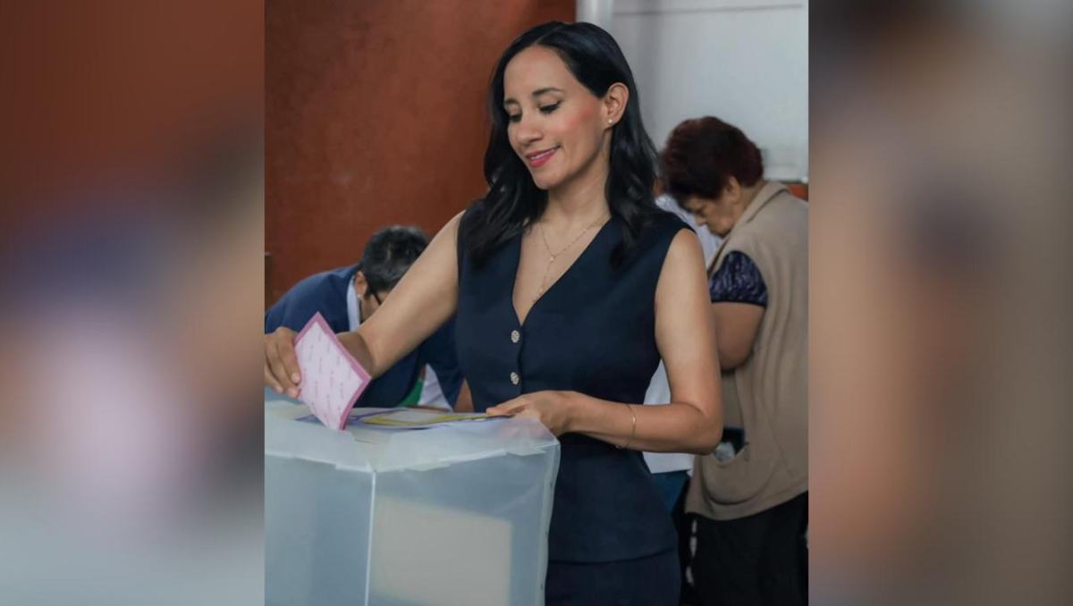 Michelle Núñez vota y destaca que este ejercicio fortalece un sistema de justicia autónomo y transparente.| Especial