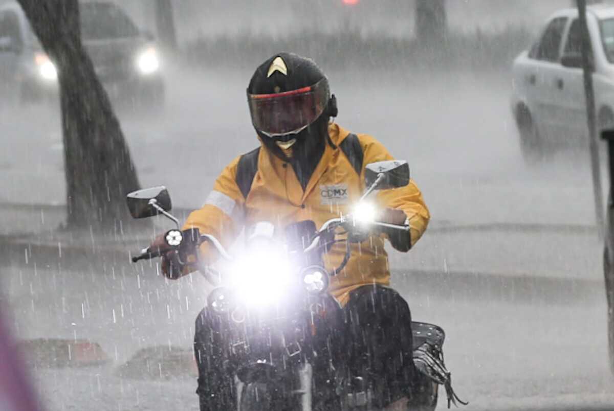 Motociclista bajo la lluvia en calles de la Ciudad de México. | Foto: Javier Ríos