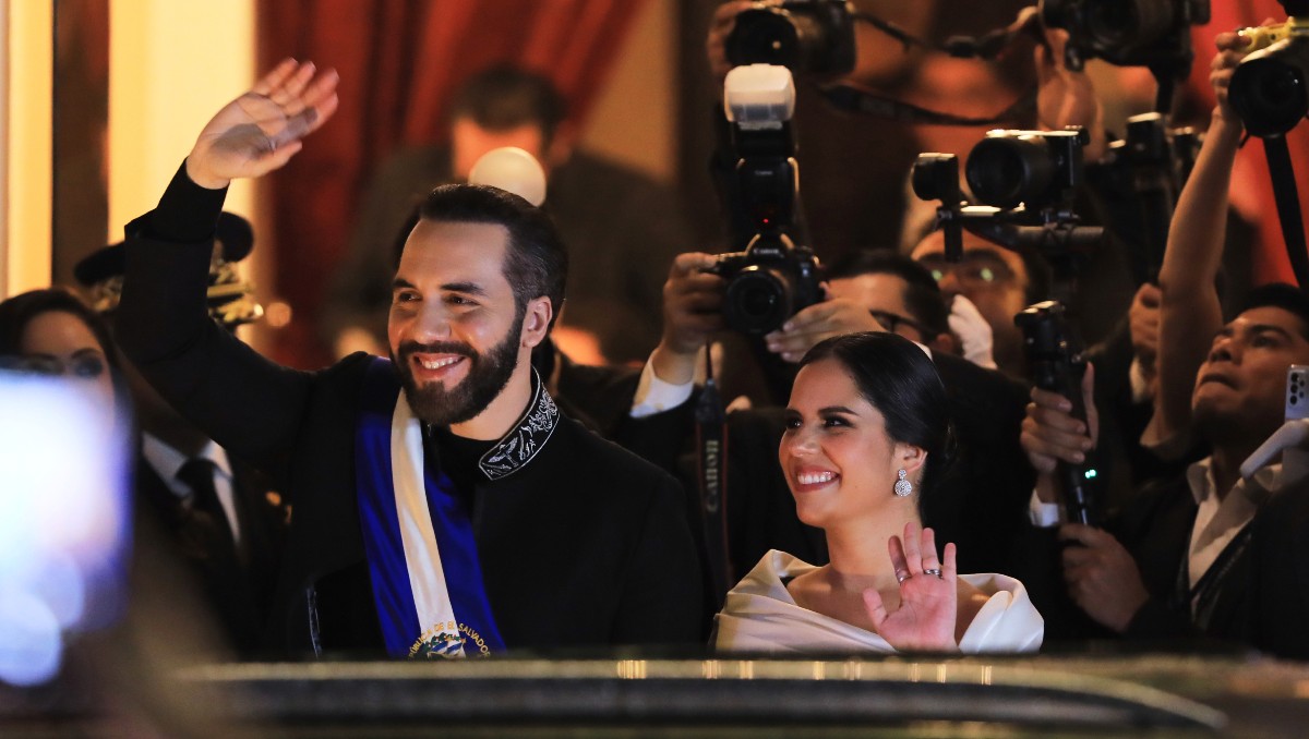 Nayib Bukele junto a su esposa celebra su polémica reelección. | AP