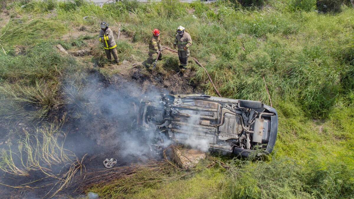 Protección Civil y Bomberos atendieron una volcadura en la cual el vehículo se incendió