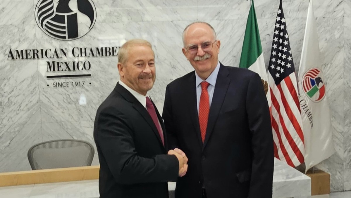 Ronald Johnson y Julio Berdegué. (Foto: X @JulioBerdegue)