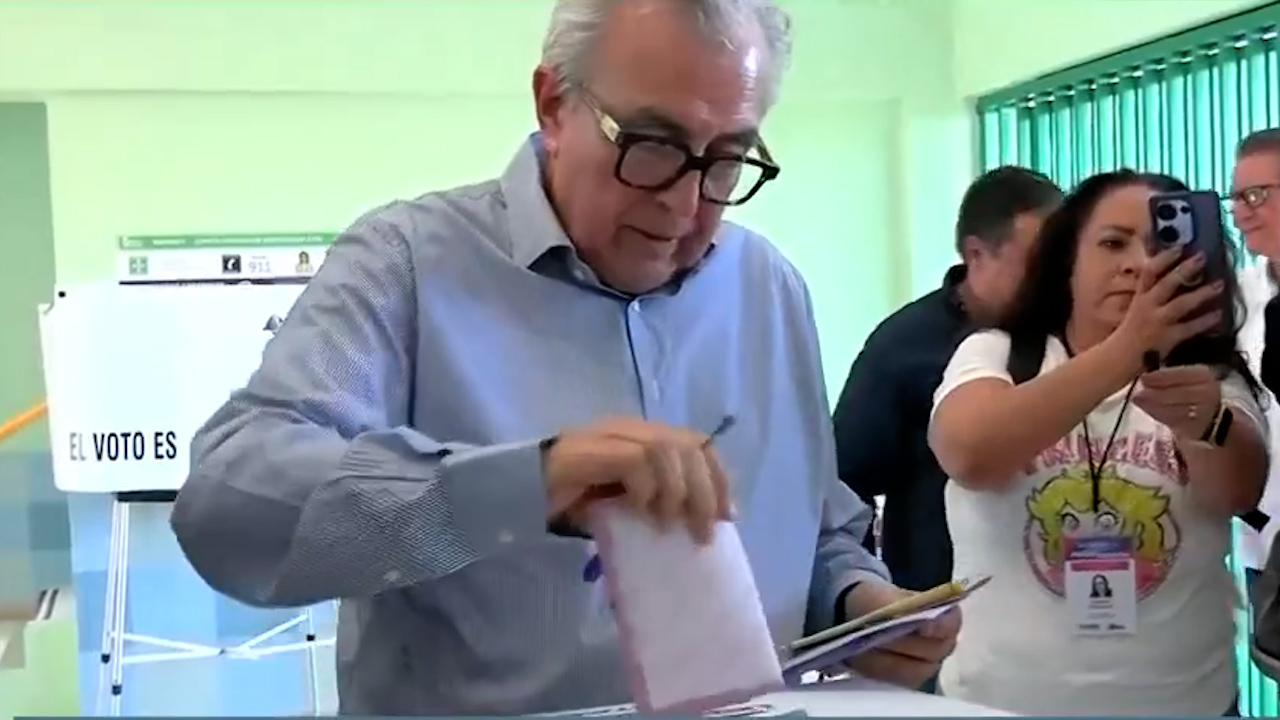 Rubén Rocha Moya emitió su voto en las elecciones judiciales 2025 en Sinaloa