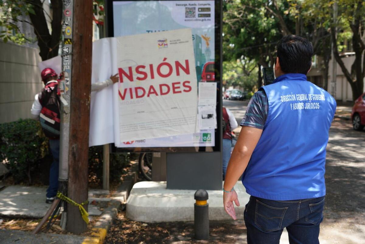 Sellos de suspensión en anuncios de la alcaldía Miguel Hidalgo | Foto: Especial