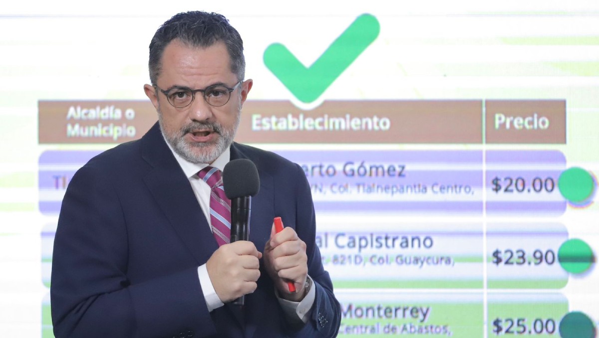 El titular de la Profeco, Iván Escalante, dijo que se ha estabilizado el precio de la Magna. Foto: Ariel Ojeda