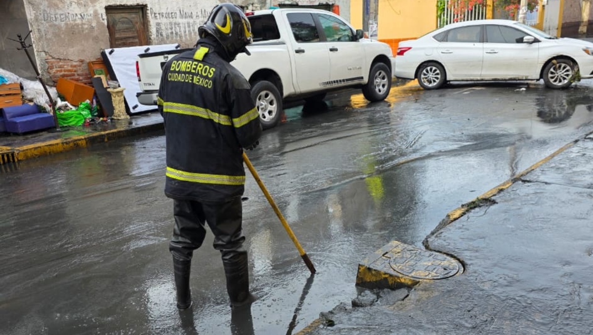 Bomberos capitalinos atienden las afectaciones por lluvia. | Foto: Bomberos CDMX