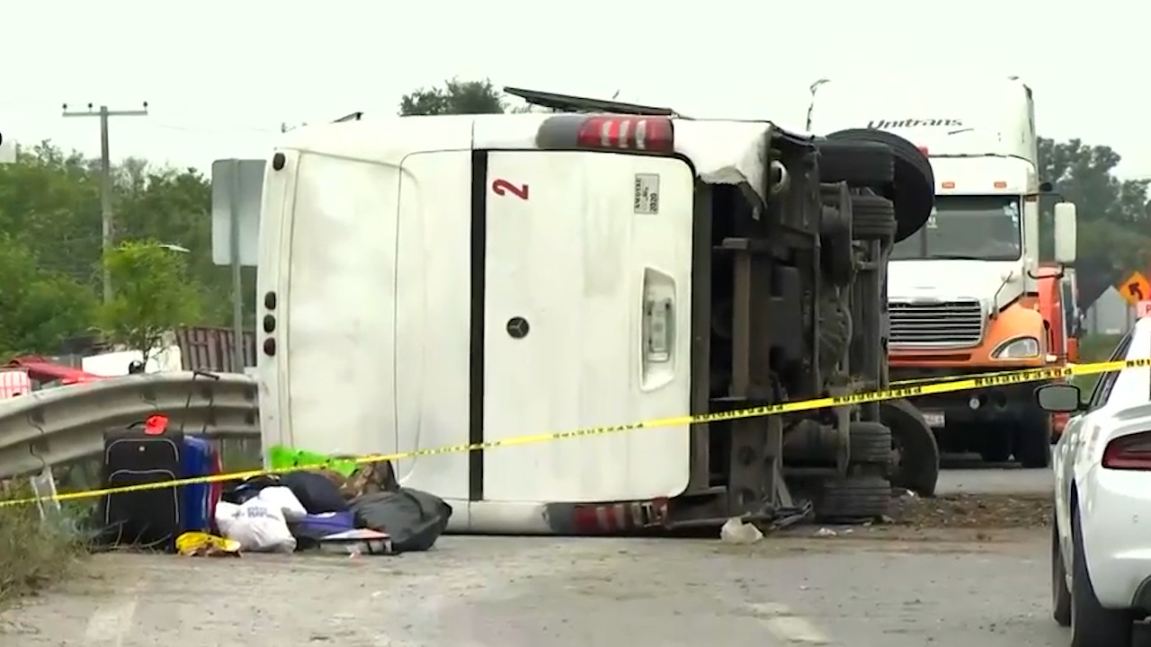 Cierran Carretera Nacional en Hualahuises, NL, tras aparatoso accidente que dejó 11 muertos