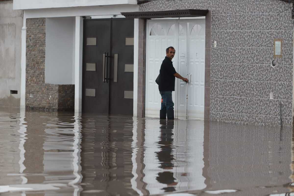 El desbordamiento del río de las Avenidas anegó parte del fraccionamiento Los Tuzos en Mineral de la Reforma