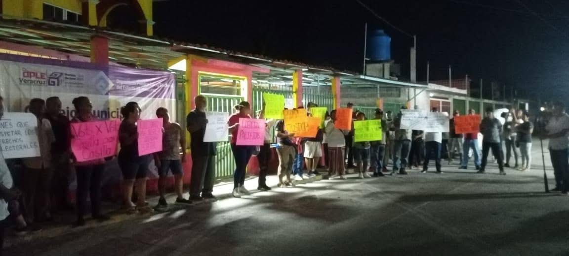 Habitantes de municipios de Veracruz frente a las oficinas del OPLE . | Foto: Especial