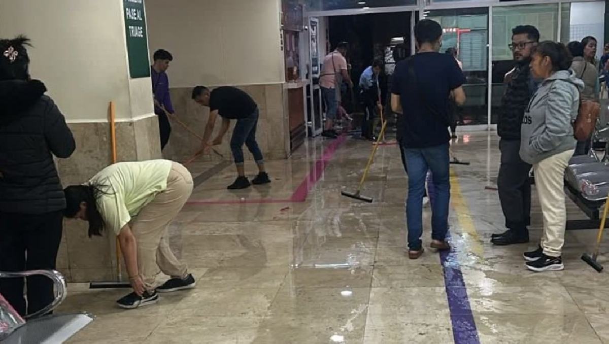 Por las inundaciones en el hospital del IMSS, 35 pacientes fueron reubicados. Foto: (Especial)