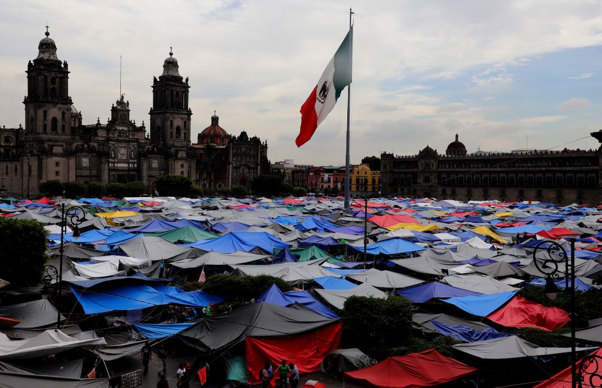 Tan sólo en la plancha del Zócalo se cuantificaron 9 mil 500 casas de acampar. | Javier Ríos