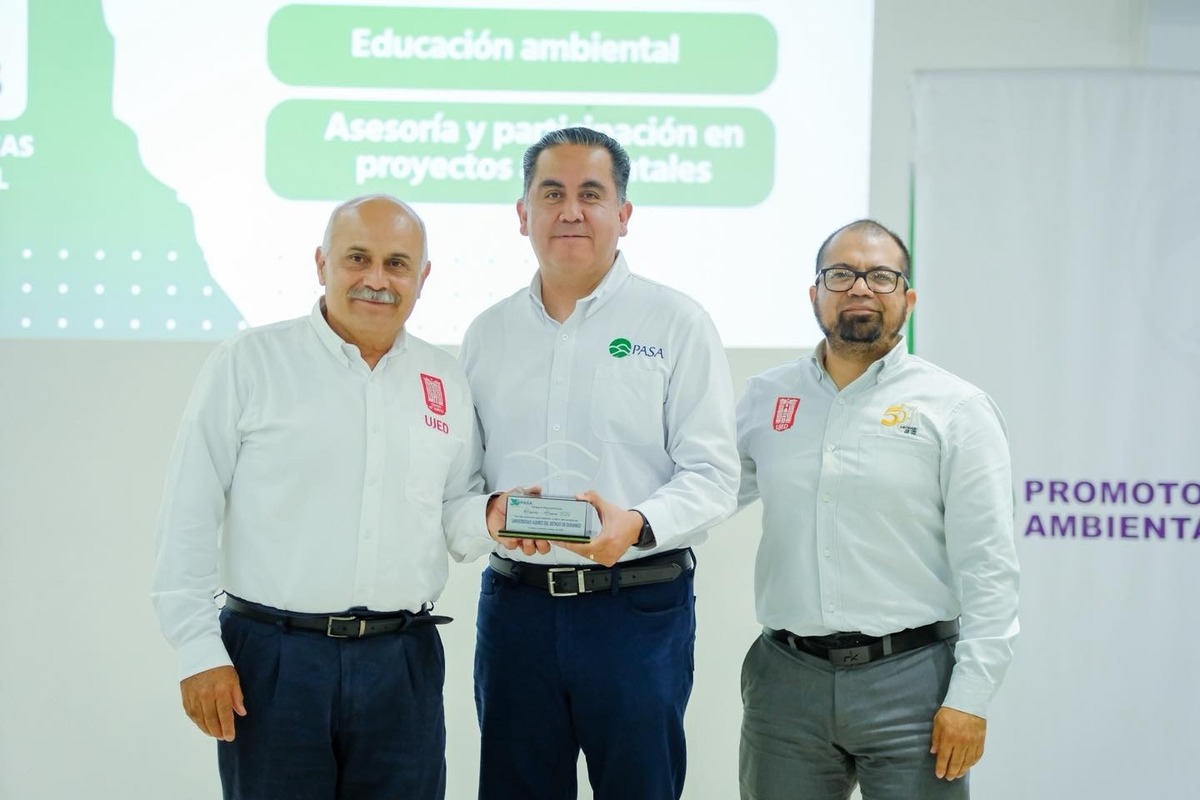 Reciben el reconocimiento los maestros Fernando Alonzo Rojo y Miguel Ángel Garza Martínez, (Especial)