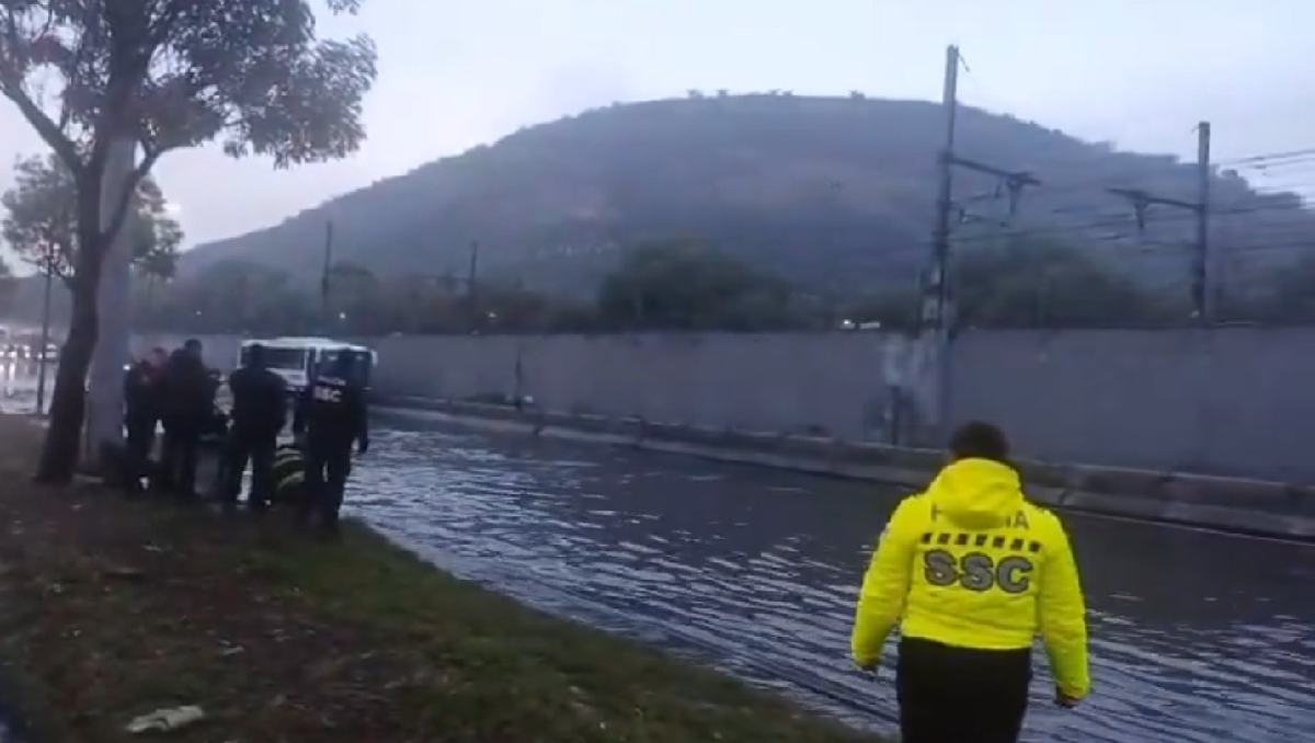 SSC atiende inundación en Calzada Ignacio Zaragoza. Foto: (Especial)