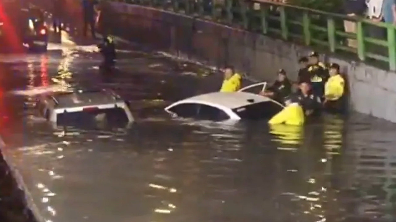 Viaducto se inunda; al menos 20 autos quedan bajo el agua tras fuertes lluvias en CdMx