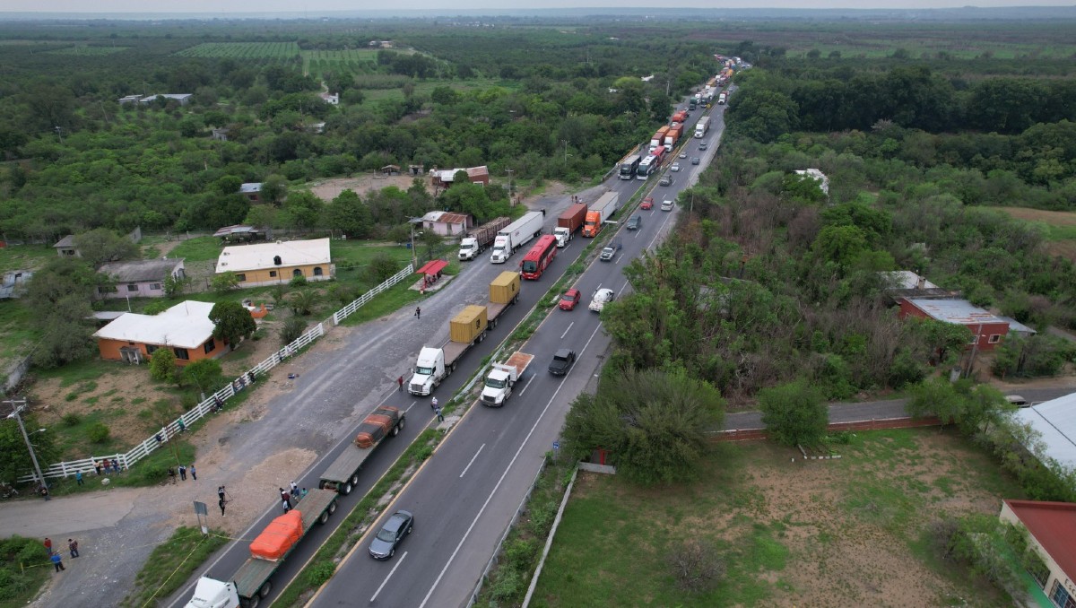 La vialidad se vio afectada por el accidente de autobús en Hualahuises, Nuevo León / Oscar Soltero