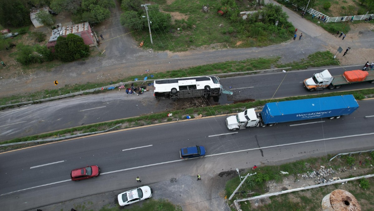 Vuelca autobús en la Carretera a Nacional en Hualahuises, Nuevo León / Oscar Soltero