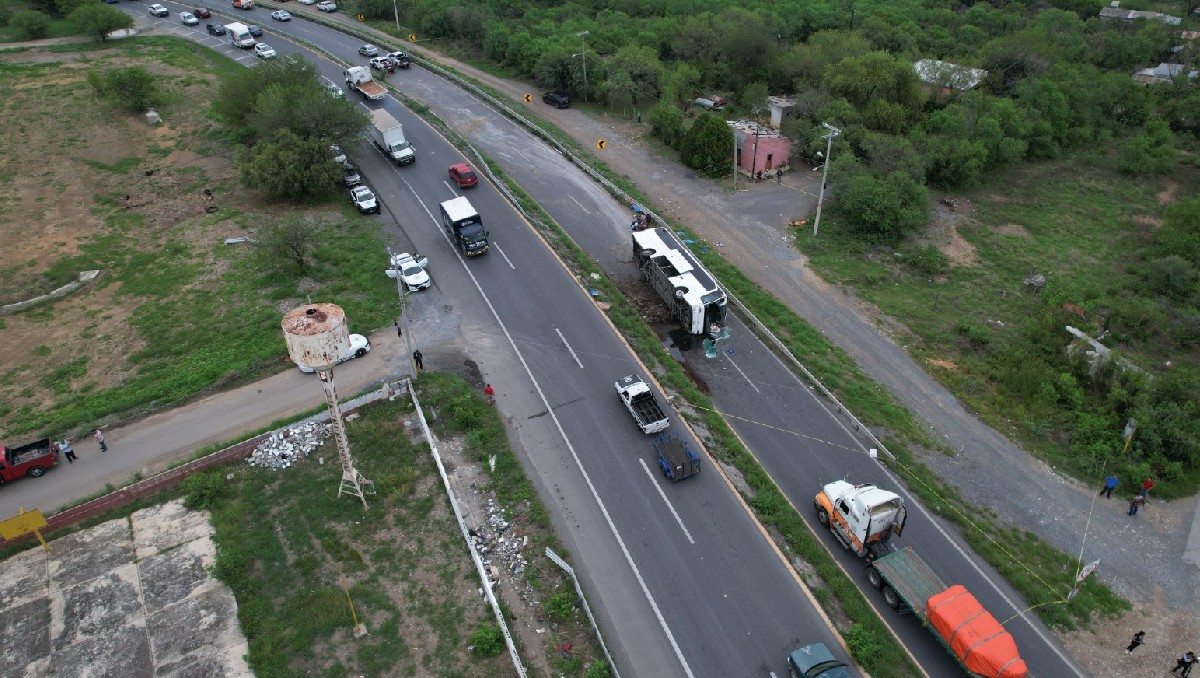 Vuelca autobús en la Carretera a Nacional en Hualahuises, Nuevo León / Oscar Soltero