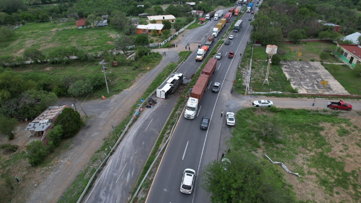 Vuelca autobús en la Carretera a Nacional en Hualahuises, Nuevo León / Oscar Soltero