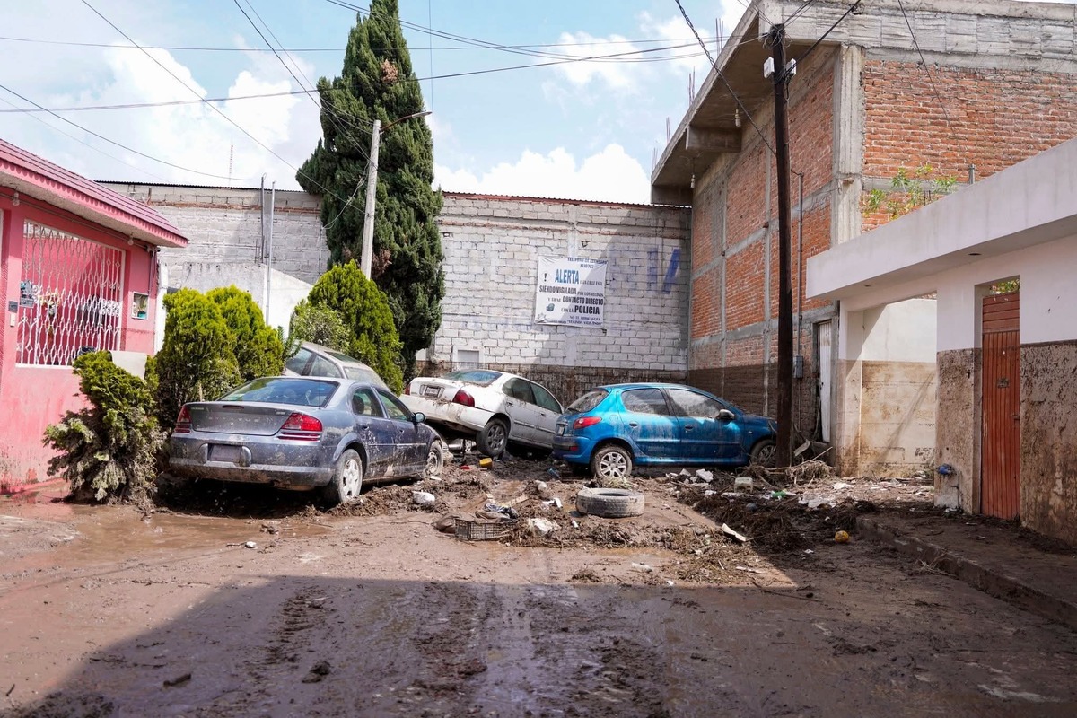 Autos y más de 20 casas resultaron dañados tras las lluvias en el fraccionamiento Progreso de Pachuca.